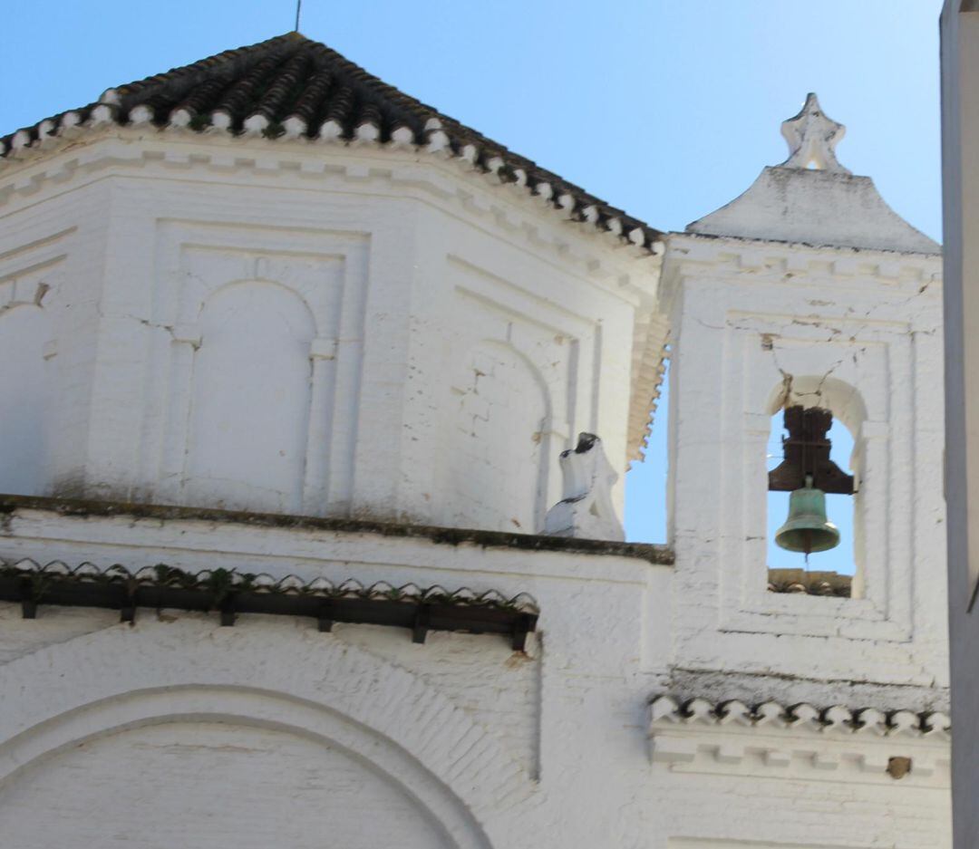 La espadaña del arco de la Puerta de Sevilla de Santa Fe, dañada por los terremotos de comienzos de año en la Vega de Granada