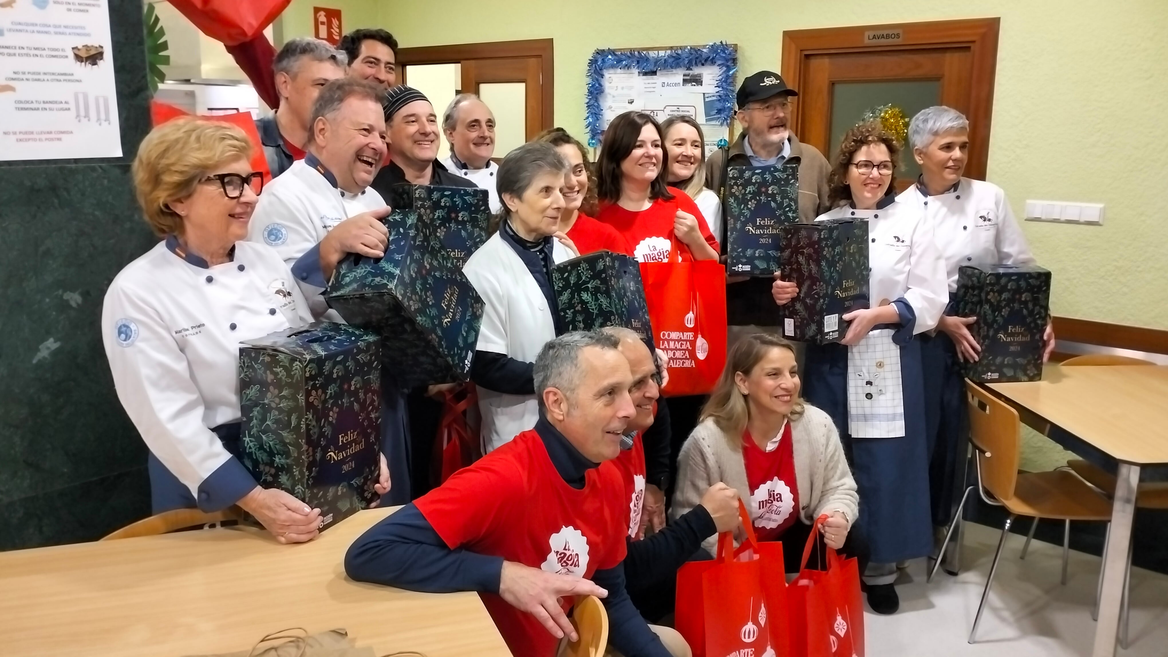 Miembros de la Cofradía del Desarme posan con los voluntarios de Coca-Cola y responsables de la Cocina Económica de Oviedo