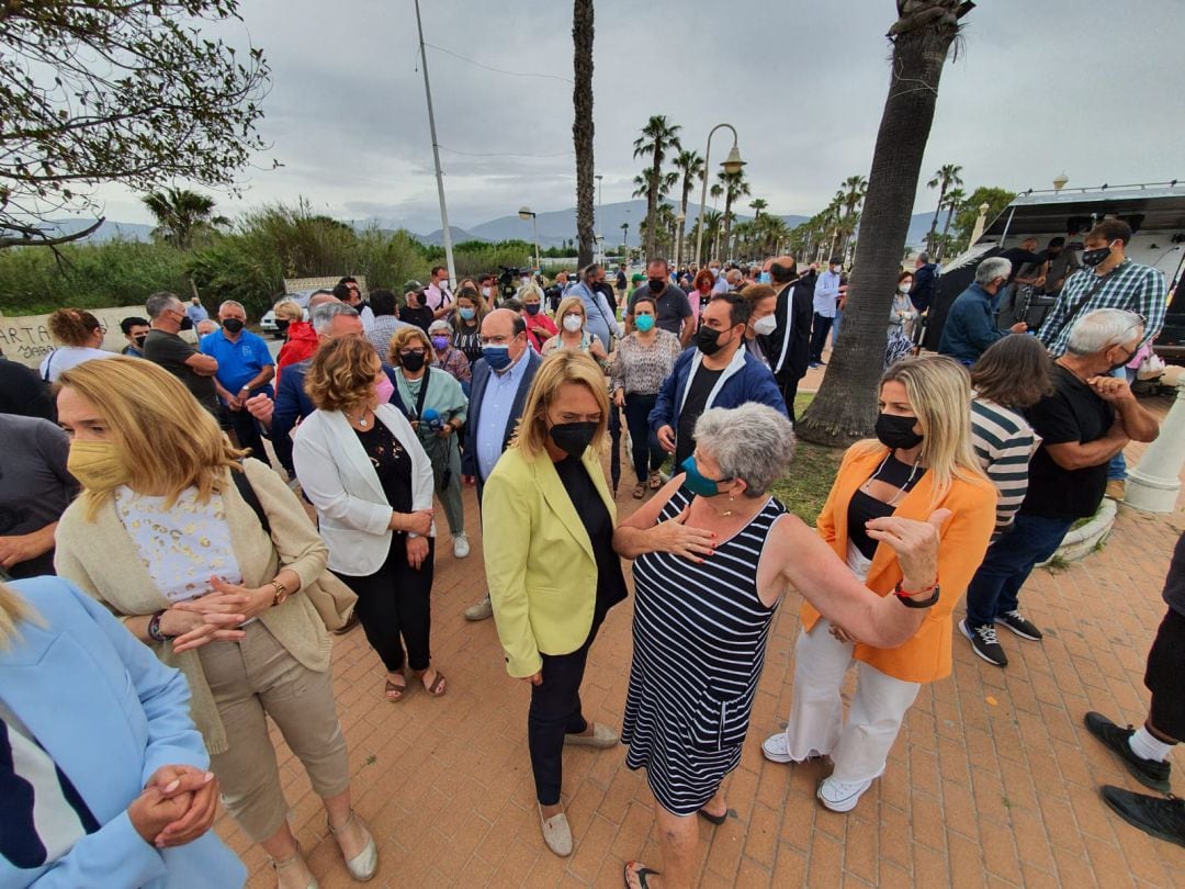 La alcaldesa de Motril, Luisa García Chamorro, conversa con los vecinos durante la concentración en playa Poniente de Motril