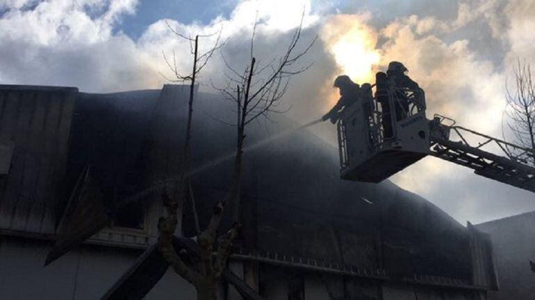 Bomberos trabajando en la extinción del incendio de Villamantilla