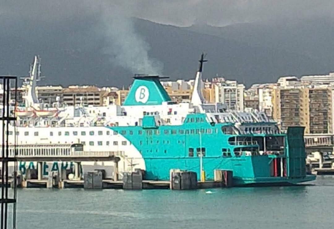 Emisión de humo de un buque de Baleària.