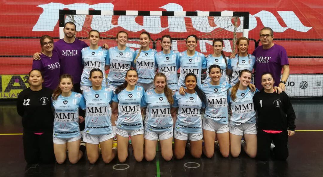 El equipo posa en Porriño antes del primer partido