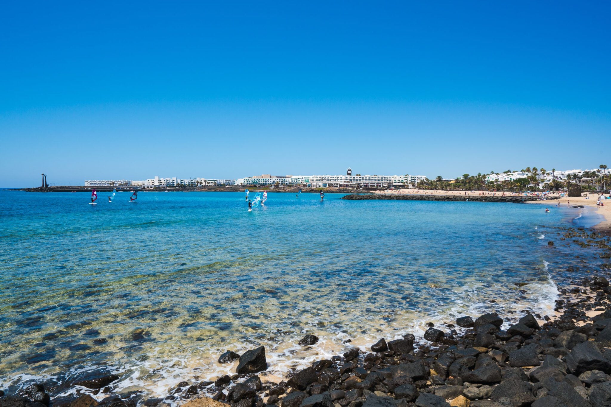 Vista desde la playa de Las Cucharas de Costa Teguise, en Lanzarote.