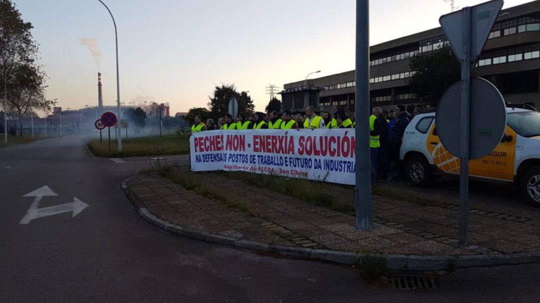 Trabajadores de la planta de Alcoa en San Cibrao