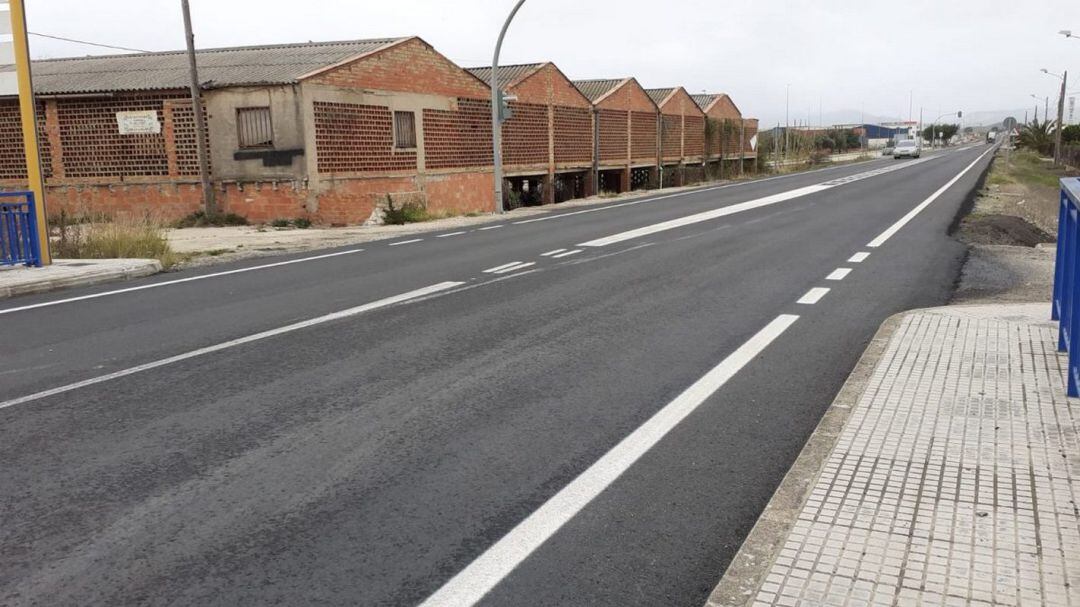 Asfaltado de un tramo de la carretera de Oliva a Pego 