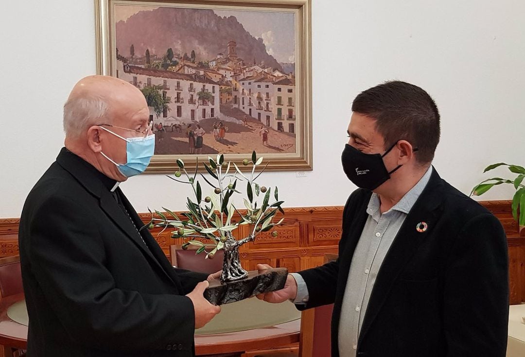 El obispo en funciones de la Diócesis de Jaén, Amadeo Rodríguez, ha recibido este olivo de manos del presidente de la Diputación Provincial de Jaén, Francisco Reyes