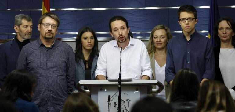 GRA114. MADRID, .- El secretario general de Podemos, Pablo Iglesias (c), junto a Julio Rodríguez (i), Xavier Domènech (2i), Irene Montero (3i), Victoria Rosell (3d), Íñigo Errejón (2d) y Carolina Bescansa (d), durante la rueda de prensa que ha ofrecido en