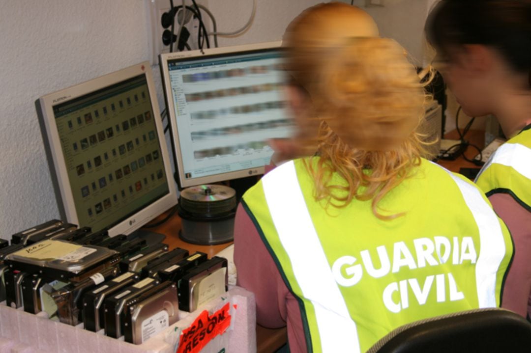 Agentes de la Guardia Civil trabajando (foto de archivo)