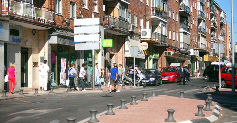 Calle Constitución de Alcobendas, que concentra la mayor parte del comercio en el casco urbano