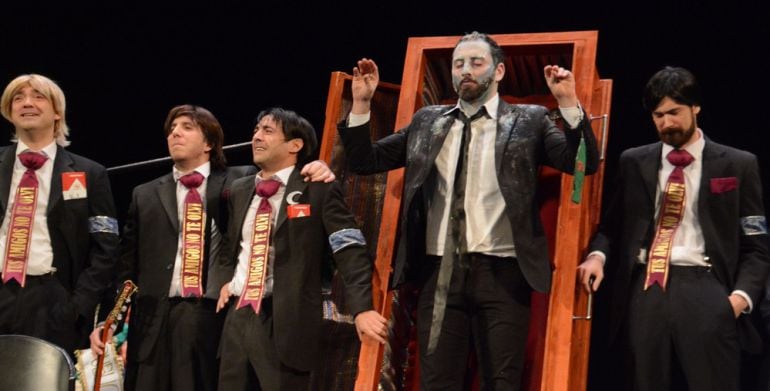 La actuación de la chirigota No te vayas todavía en el COAC 2017