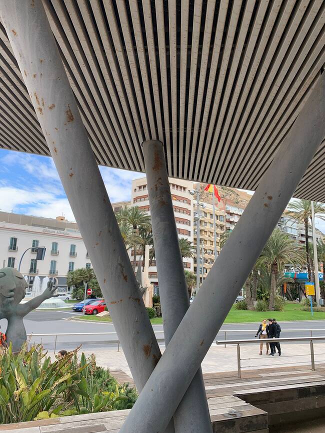 Detalle de algunos de los desperfectos en la oficina de turismo del puerto