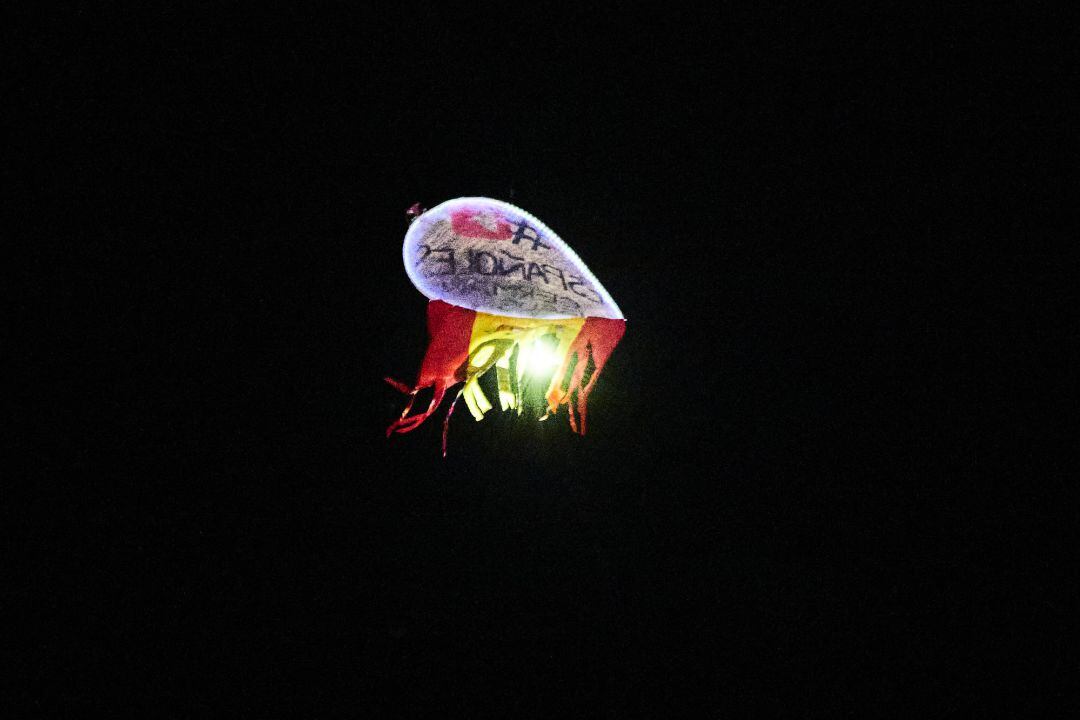 Un dron sobrevuela la Puerta del Sol durante las campanadas de Nochevieja, en Madrid.