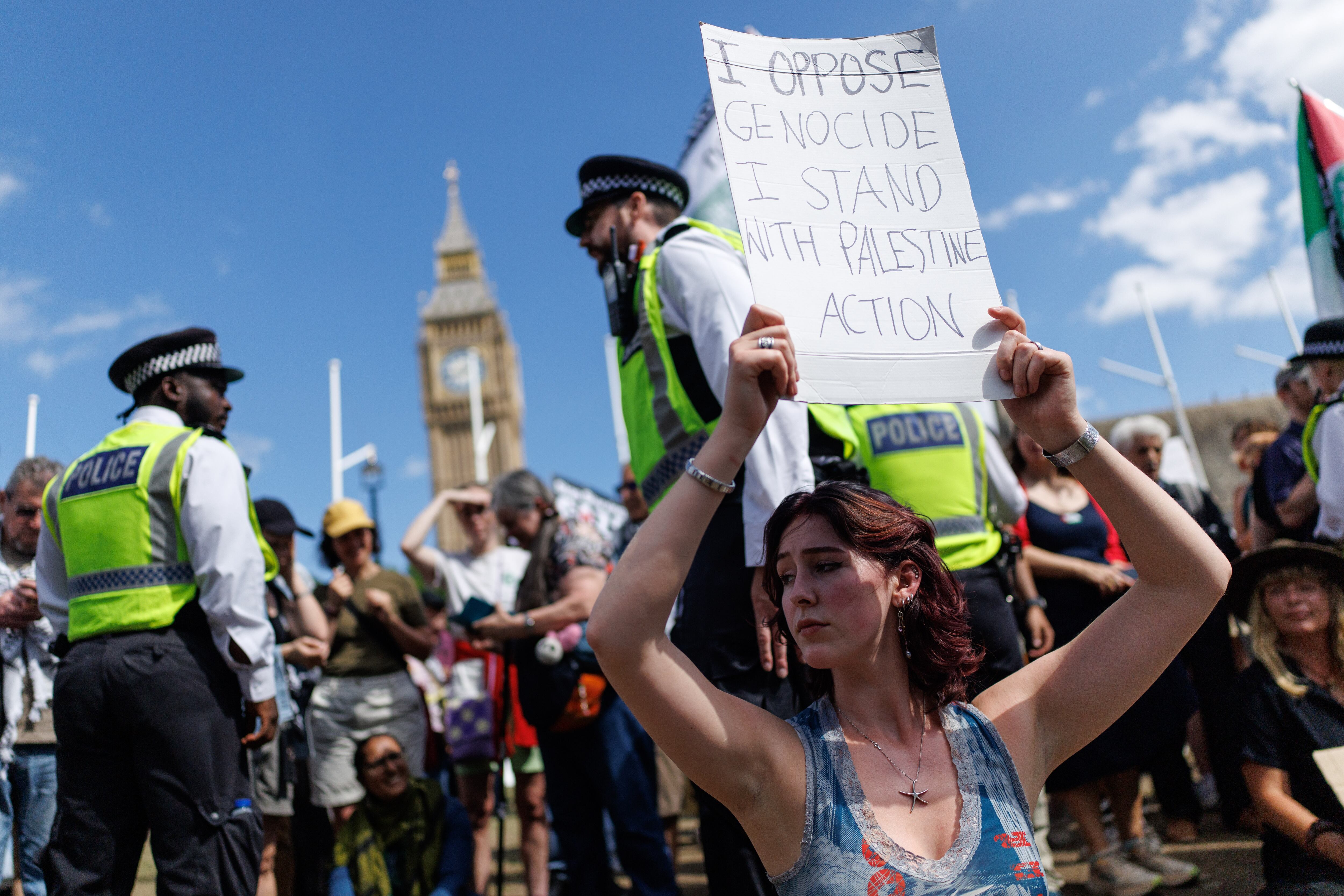 Los partidarios de Palestine Action asisten a una protesta masiva organizada por el grupo Defend Our Juries como parte de su campaña para poner fin a la proscripción de Palestine Action, en Parliament Square, Londres, el 9 de agosto de 2025.