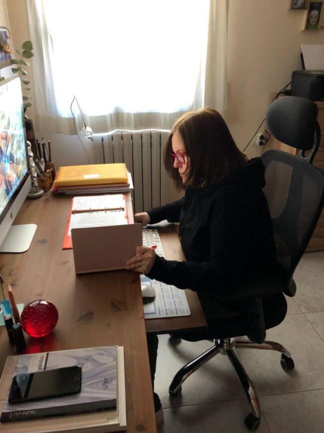 La presidenta d'Amida trballant al seu despatx.