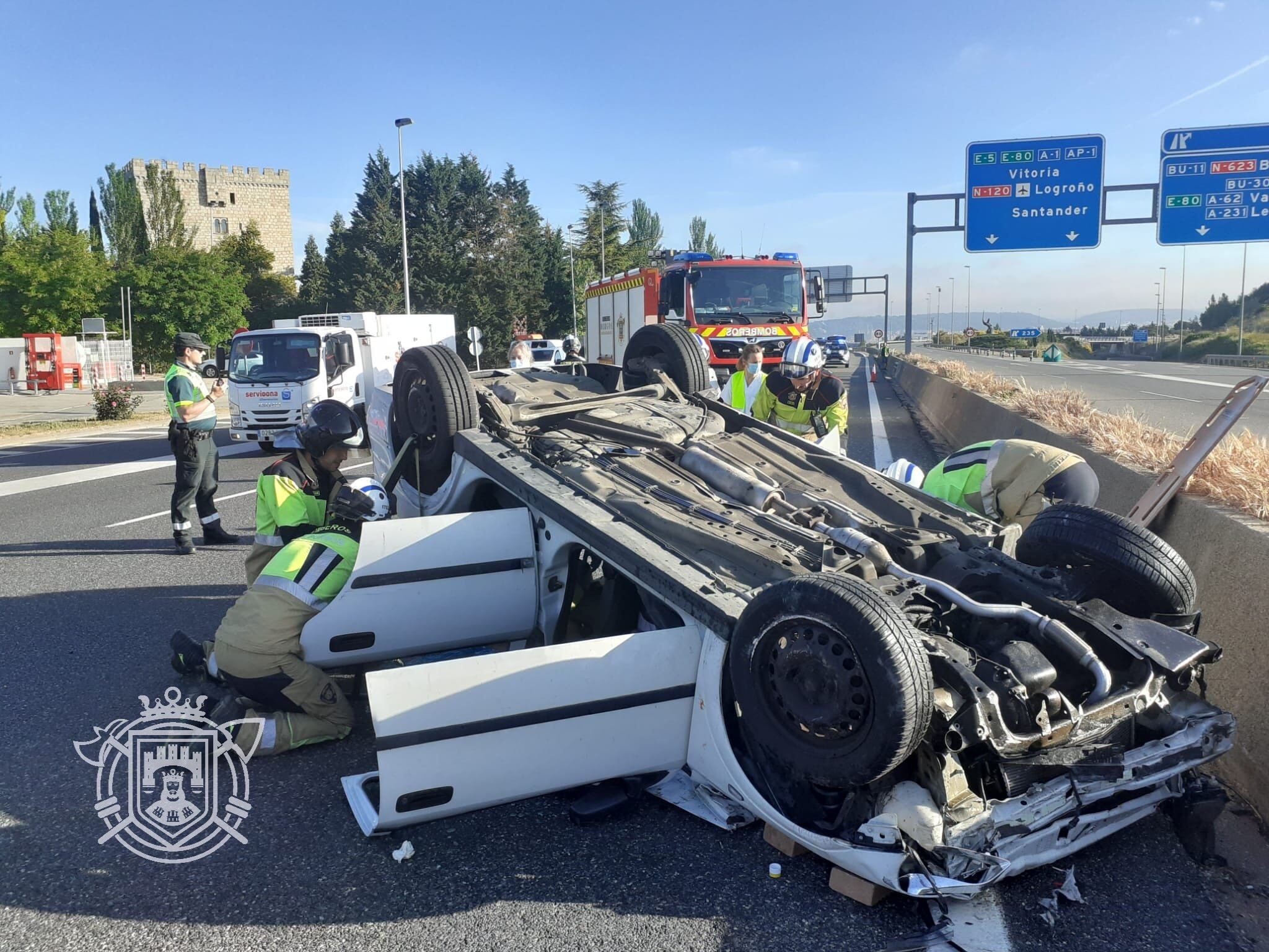 Estado del vehículo accidentado esta mañana en el Nudo Landa de la A-1