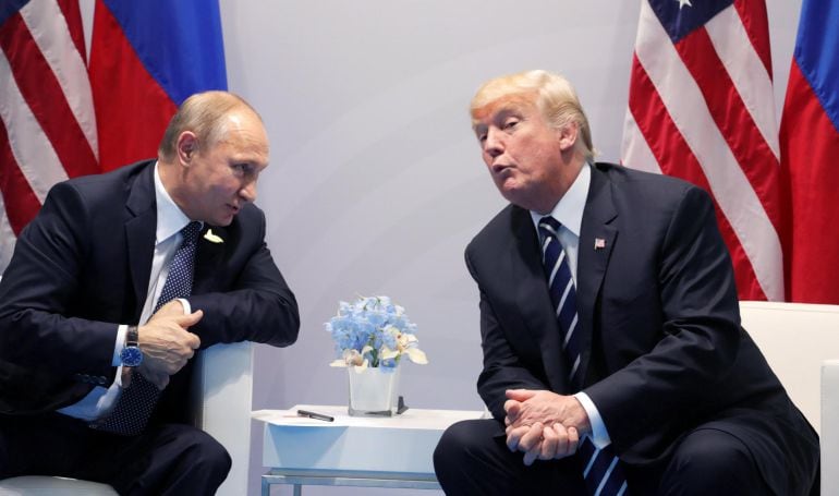 Fotografía de archivo que muestra al presidente ruso, Vladímir Putin (i), junto a su homólogo estadounidense, Donald Trump (d), durante su reunión en el marco de la cumbre de los líderes del G20 en Hamburgo 