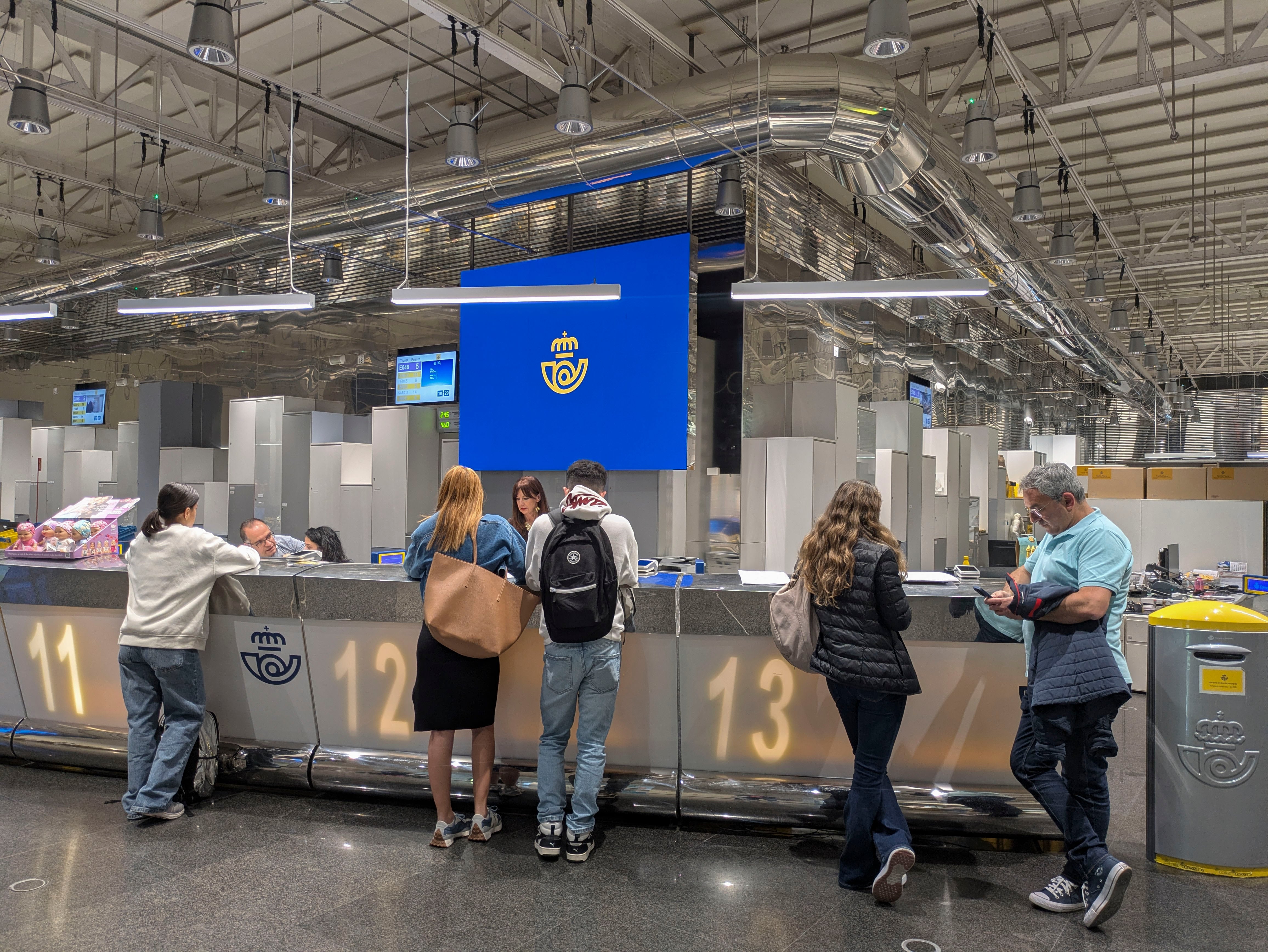 MADRID, 20/04/2026.-Vista de la Oficina Principal de Correos en Madrid, situada en el Paseo del Prado, donde la mañana de este lunes han empezado a tramitarse de forma presencial las solicitudes para la regularización extraordinaria de inmigrantes. Este lunes comienza el plazo en España para solicitar de forma presencial la regularización extraordinaria de inmigrantes para todos aquellos que hayan pedido previamente cita en una de las más de 400 oficinas disponibles para empezar los trámites. EFE/ Laura López López