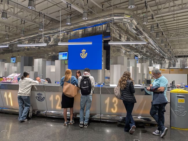MADRID, 20/04/2026.-Vista de la Oficina Principal de Correos en Madrid, situada en el Paseo del Prado, donde la mañana de este lunes han empezado a tramitarse de forma presencial las solicitudes para la regularización extraordinaria de inmigrantes. Este lunes comienza el plazo en España para solicitar de forma presencial la regularización extraordinaria de inmigrantes para todos aquellos que hayan pedido previamente cita en una de las más de 400 oficinas disponibles para empezar los trámites. EFE/ Laura López López