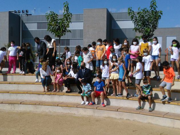 La reina Letizia, charlando en el recreo con los escolares del colegio Odón de Buen de Zuera