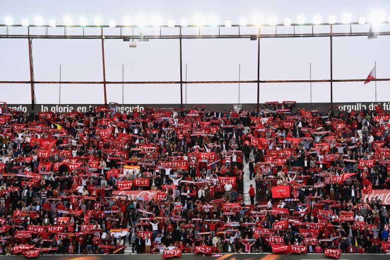 Aficionados del Sevilla cantan el himno del centenario antes de un partido