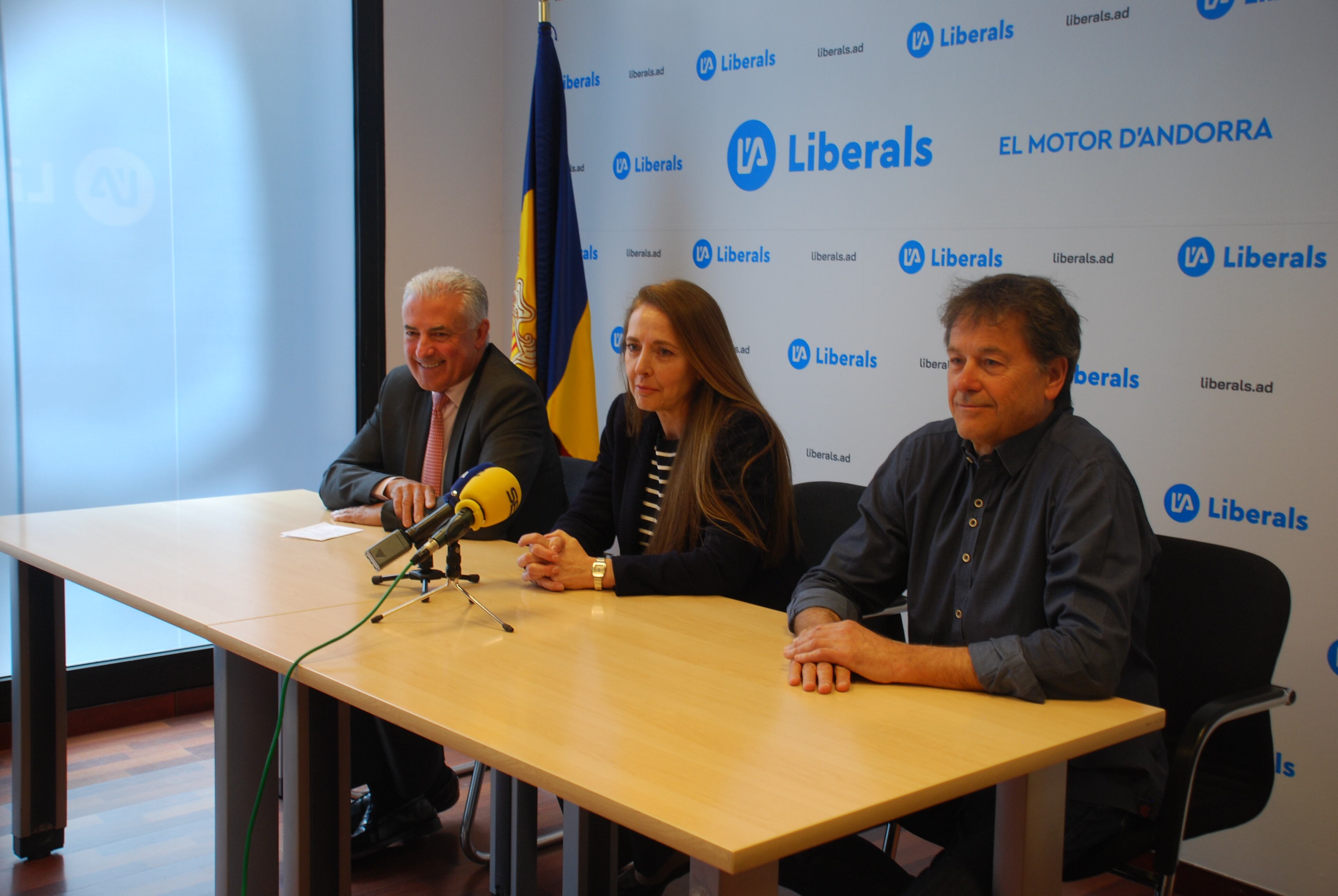 El conseller electe Victor Pintos, la secretària general, Maribel Lafoz, i el cap de llista a les passades eleccions, Josep Maria Cabanes, durant la roda de premsa de Liberals per anunciar que marxen a l'oposició.