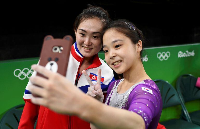 Las gimnastas Lee Eun-Ju y Hong Un Jong, de Corea del Sur y Corea del Norte, se hacen un &#039;selfie&#039;.