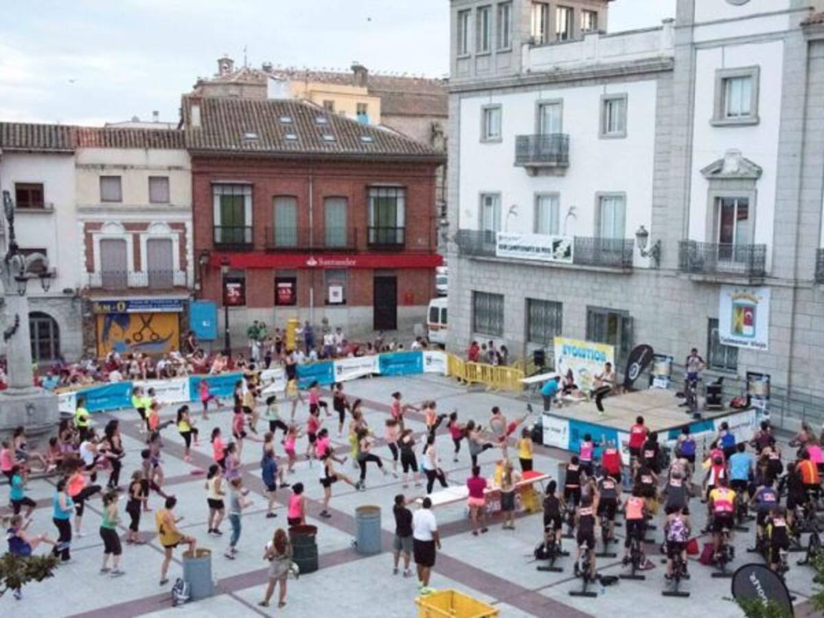 Noche de zumba y marcha en la plaza del pueblo