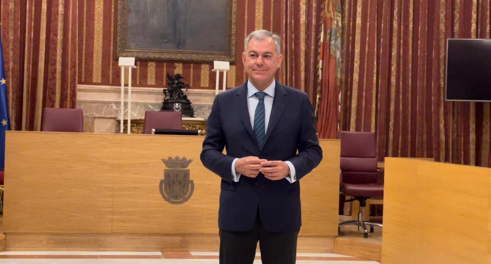 José Luis Sanz, alcalde de Sevilla en el Salón de plenos del Ayuntamiento