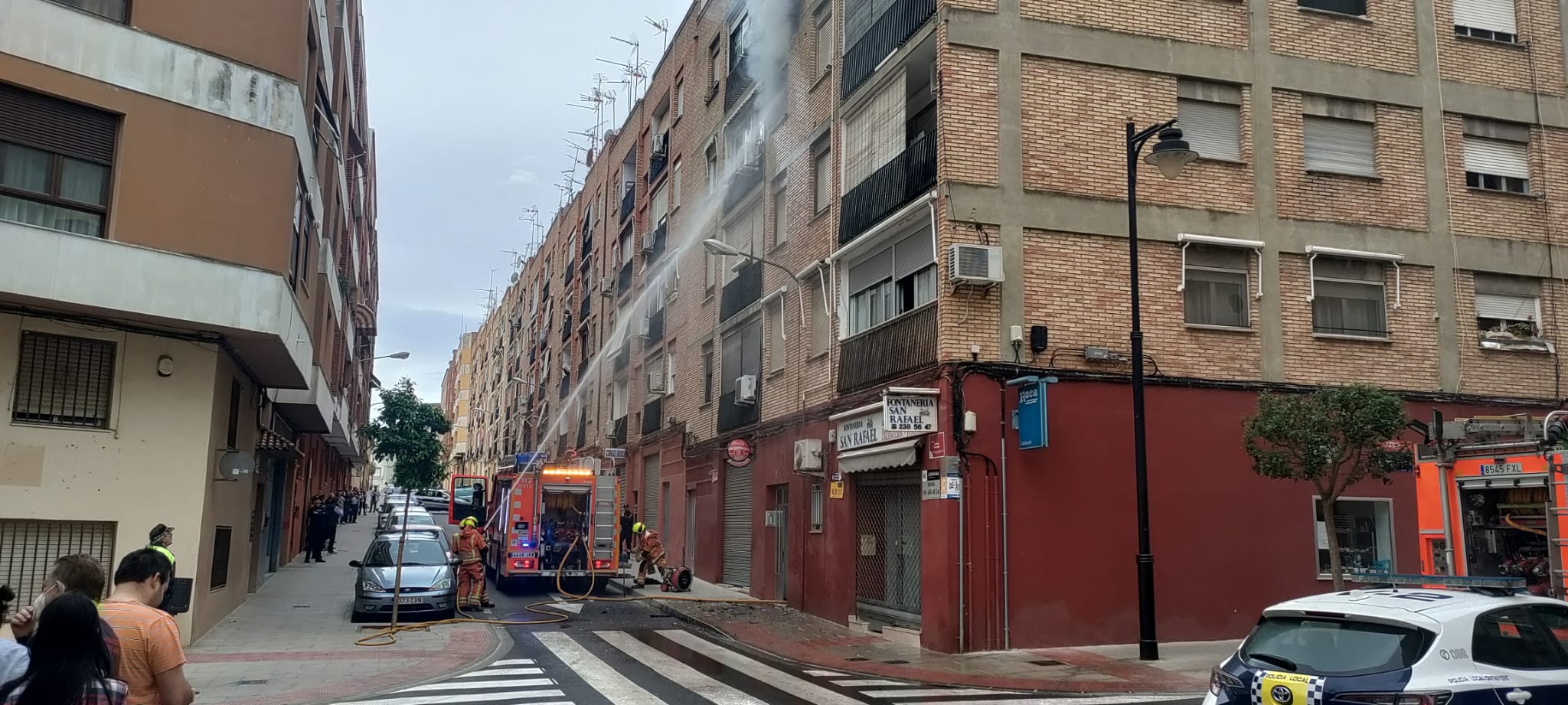 Els bombers apagant l&#039;incendi al carrer Pare Fullana