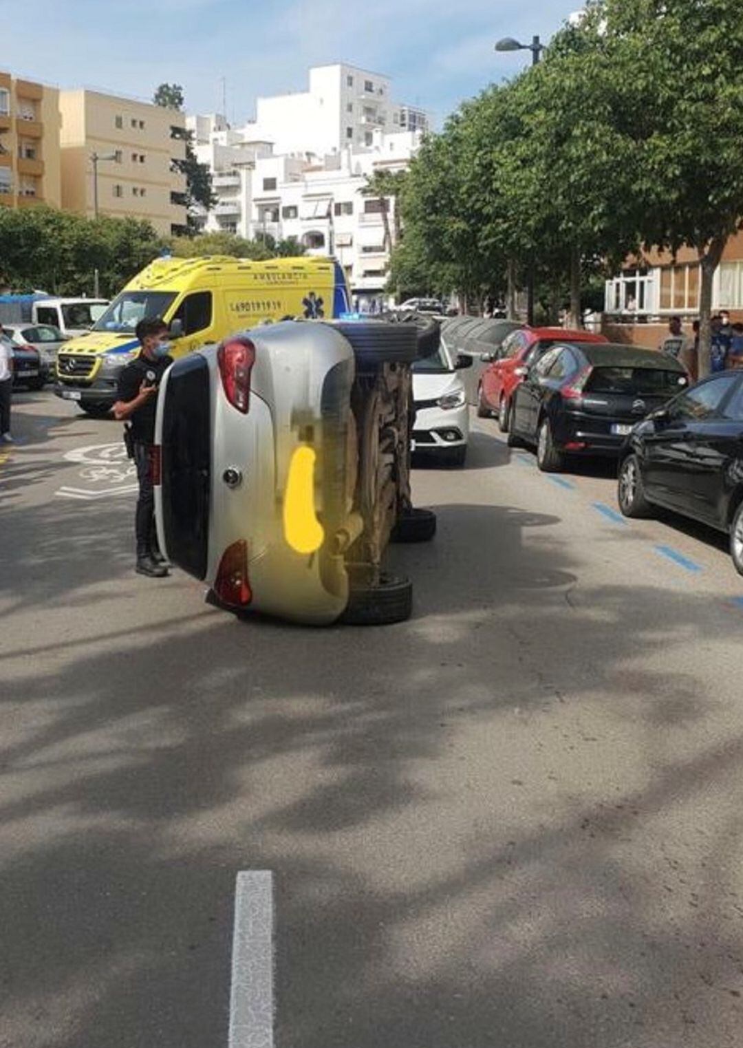 Vehículo volcado en la calzada