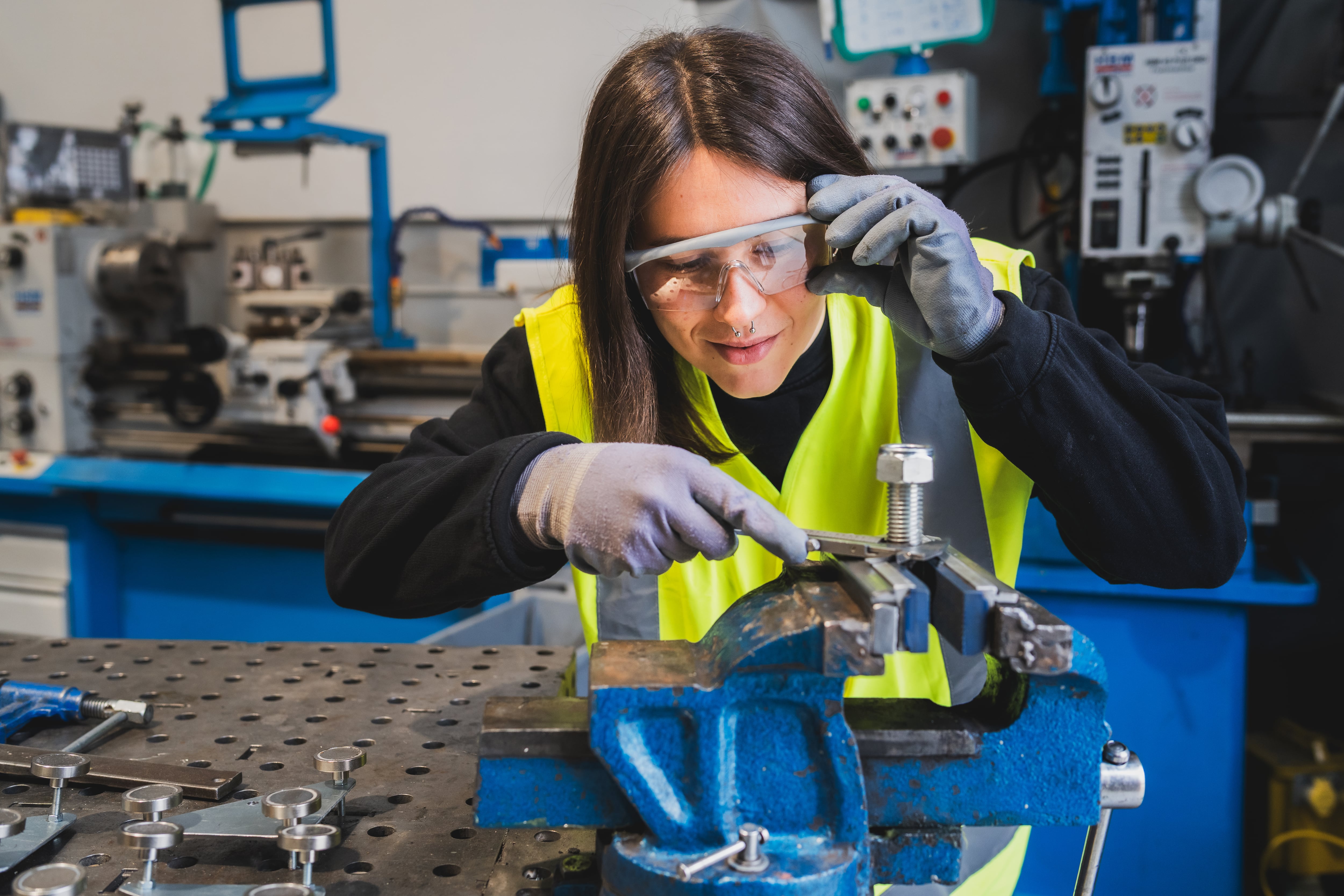 Imagen de archivo de una chica joven trabajando.