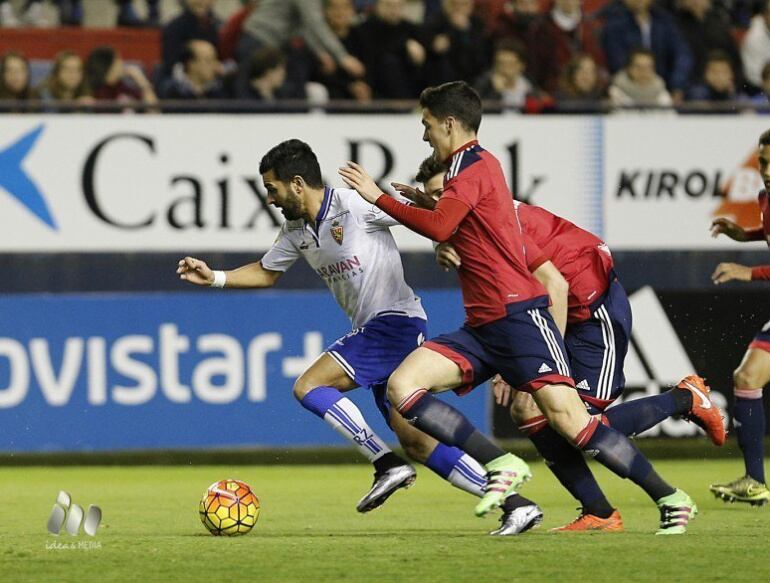 Ángel sse escapa del marcaje de dos jugadores de Osasuna
