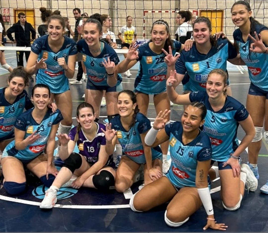 Las jugadoras de Voleyourense celebran su primera victoria de la temporada.