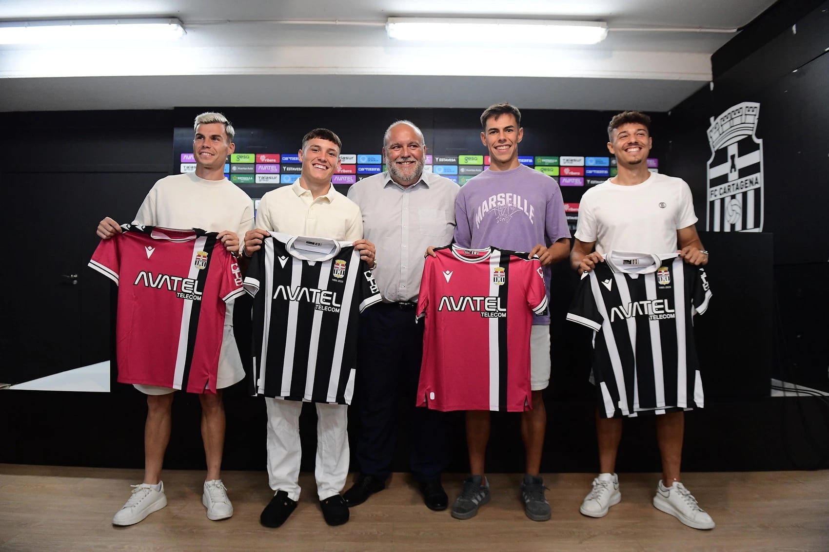 Presentación de  Luismi Redondo, Marc Jurado, Carrascal y Kevin Sánchez con el FC Cartagena. Les acompaña el director deportivo, Manolo Sánchez Breis.