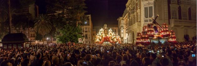 El Encuentro de la Virgen Dolorosa y el Jesus Nazareno tiene lugar con las primeras luces del alba en la plaza cartagenera del Lago