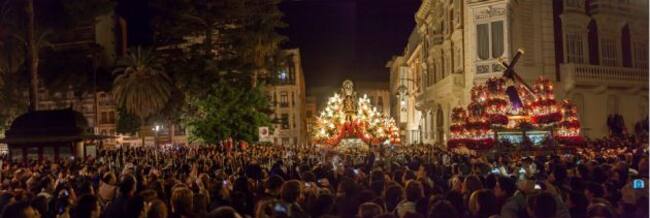 El Encuentro de la Virgen Dolorosa y el Jesus Nazareno tiene lugar con las primeras luces del alba en la plaza cartagenera del Lago