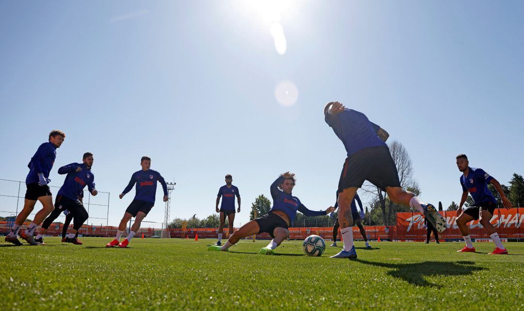 Los jugadores del Atlético de Madrid entrenan en grupo. 