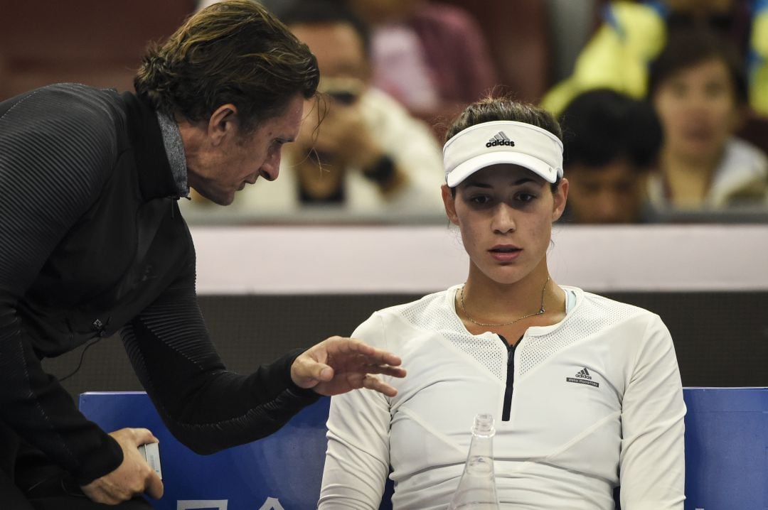 Sam Sumyk dándole indicaciones a Garbiñe Muguruza.