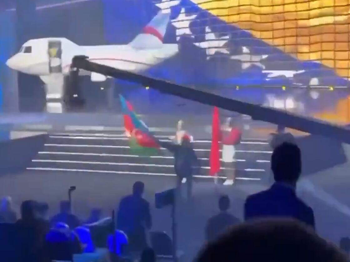 Un diseñador armenio incendia la bandera de Azerbayán durante la gala inaugural del Europeo de Halterofilia