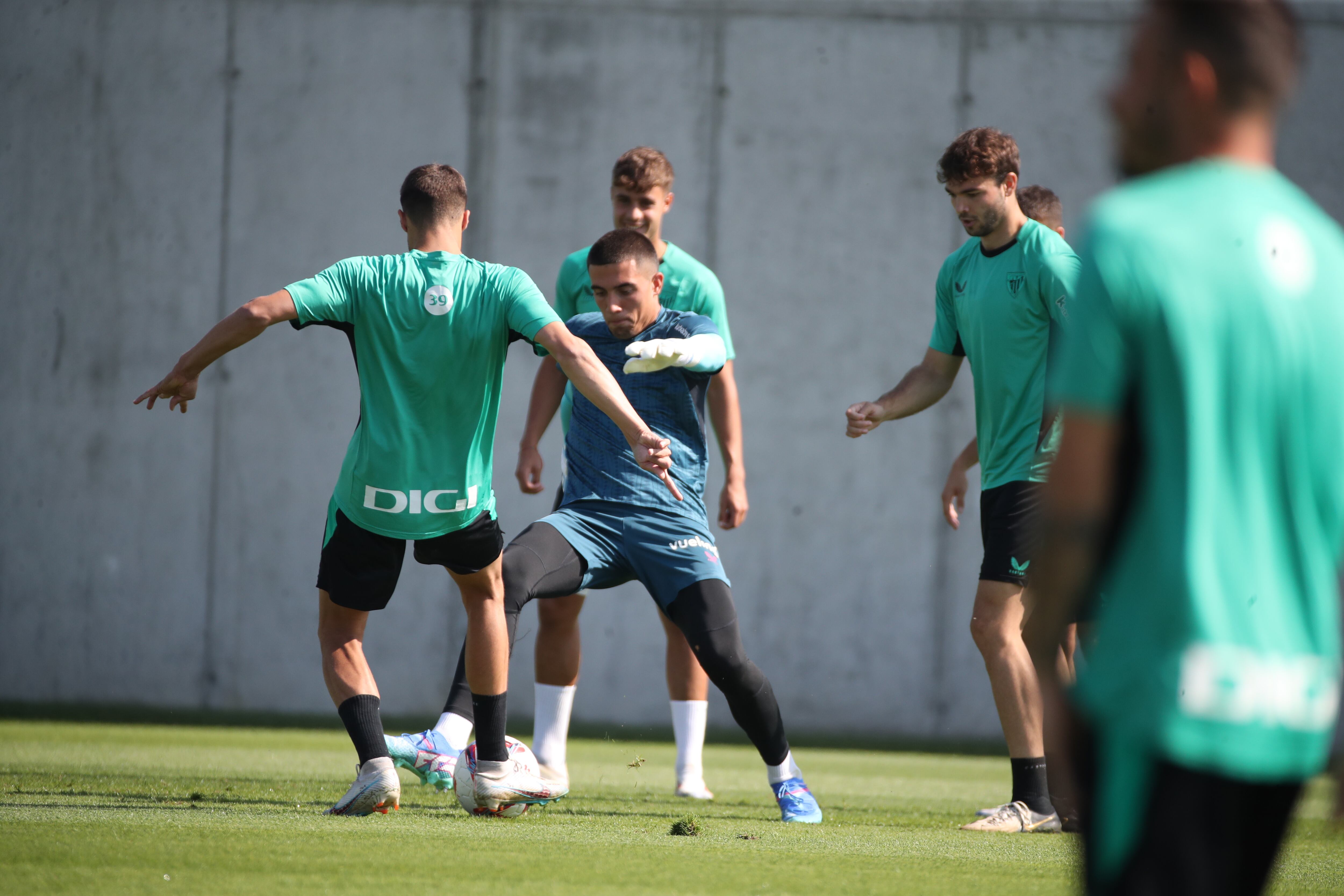 El portero del Athletic de Bilbao Alex Padilla, durante el entrenamiento del pasado jueves en Lezama