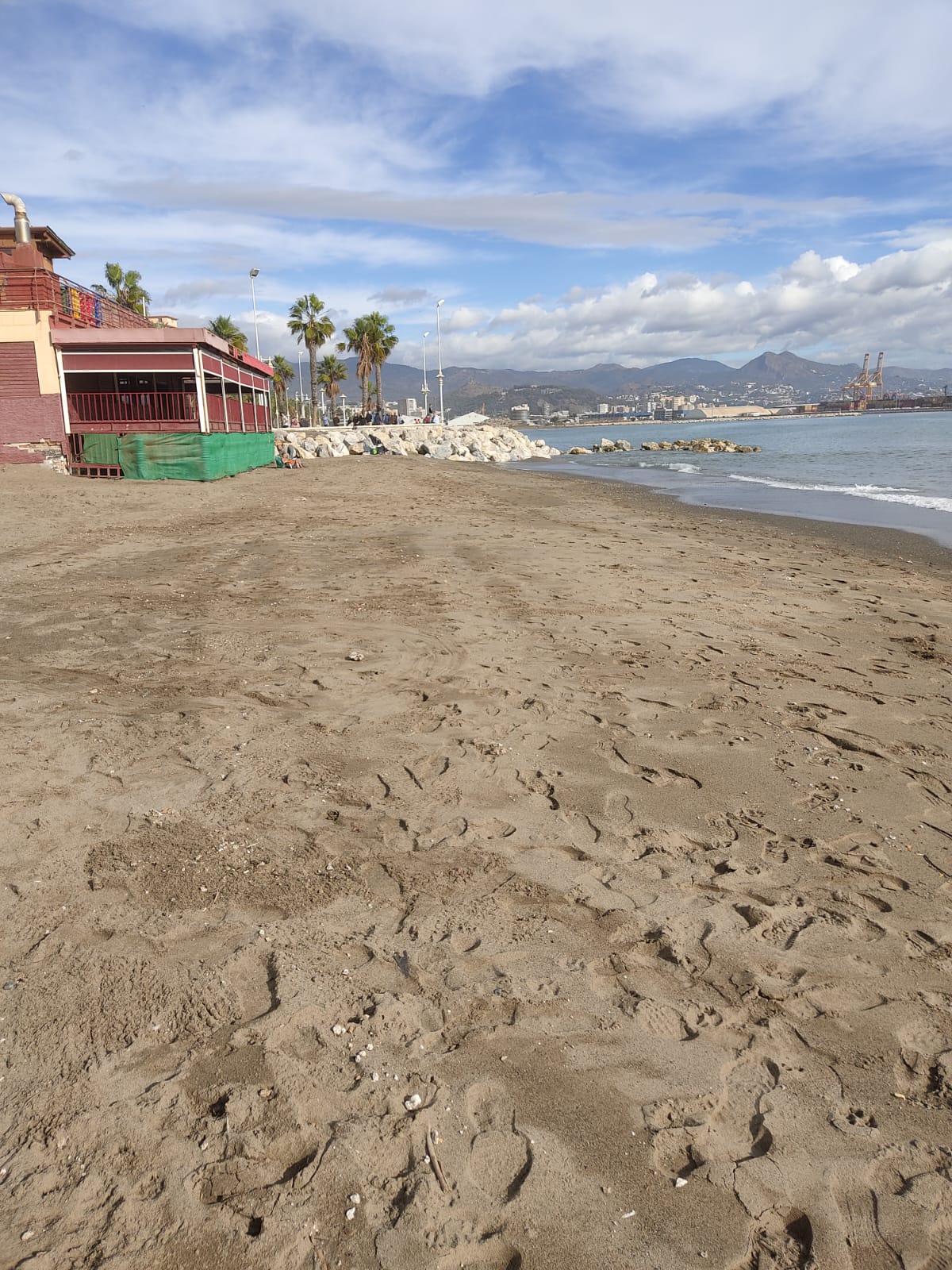 Estado de las playas tras la limpieza de los operarios municipales este martes