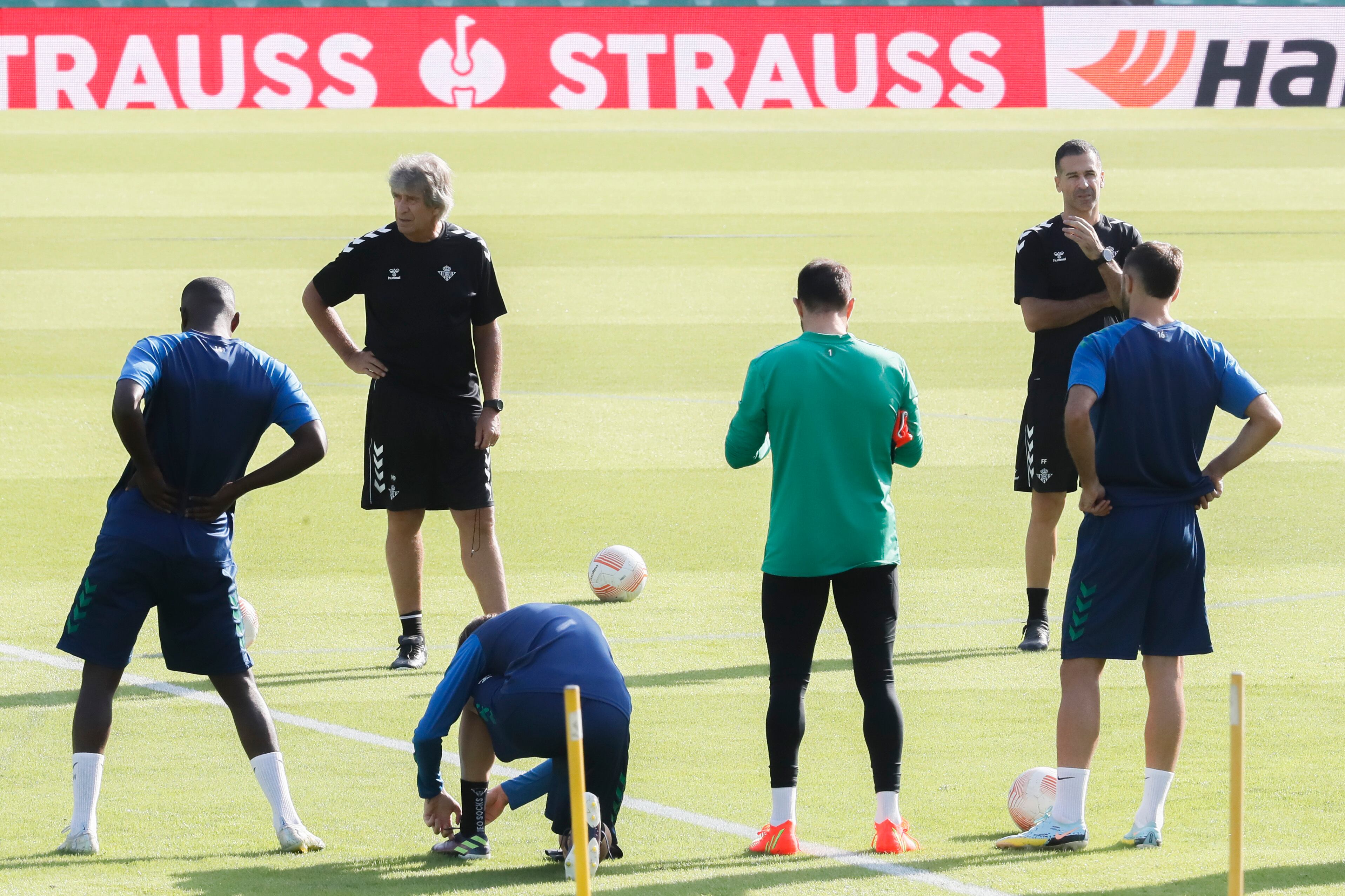SEVILLA, 12/10/2022.- El técnico chileno del Real Betis, Manuel Pellegrini (2i) da instrucciones a sus jugadores durante el entrenamiento del equipo este miércoles el día antes de su enfrentamiento contra la Roma AC correspondiente a la cuarta jornada de la Liga Europa. EFE/ José Manuel Vidal