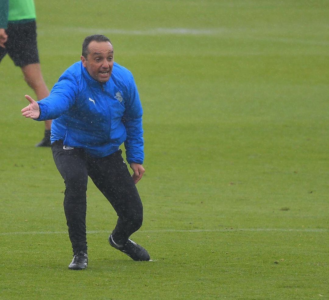 José Luis Oltra da indicaciones durante el entrenamiento del miércoles