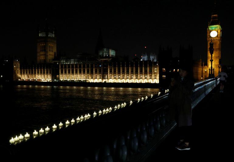 Velas en el puente de Westminster un día después del atentado de Londres.