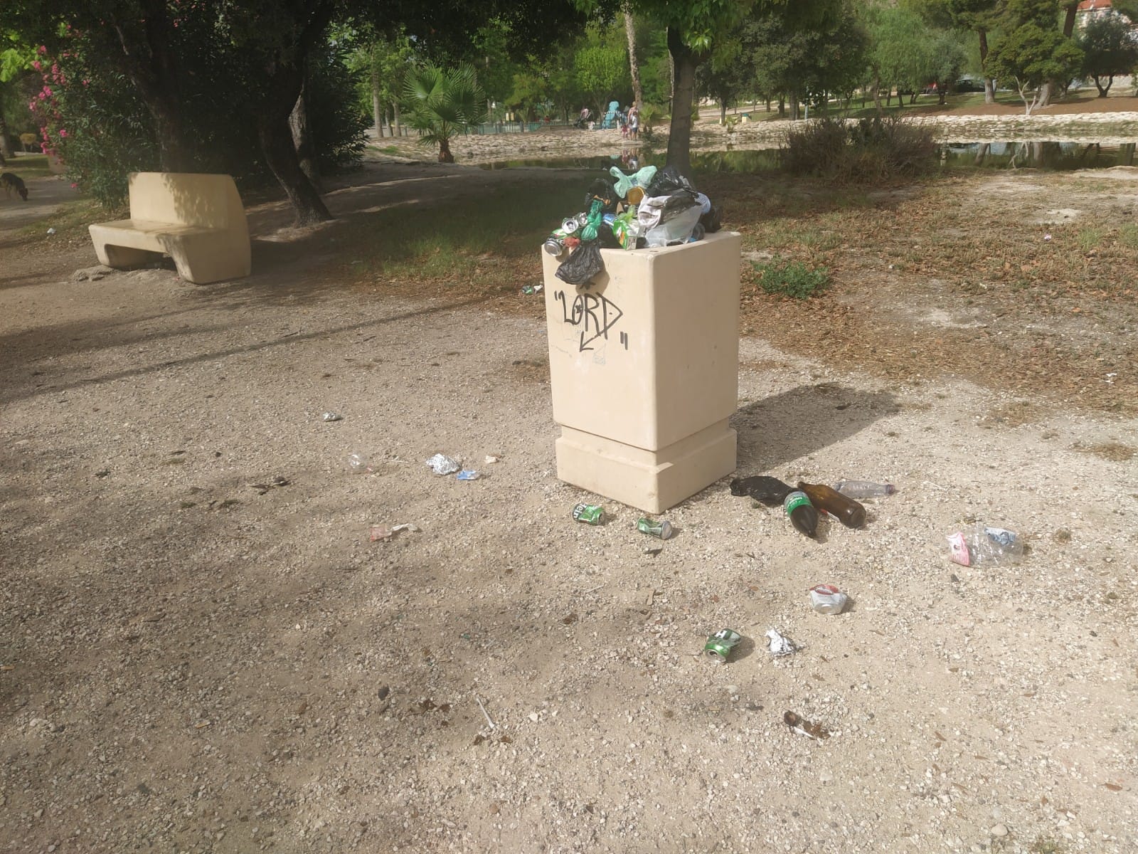 Suciedad en los jardines del Vinalopó