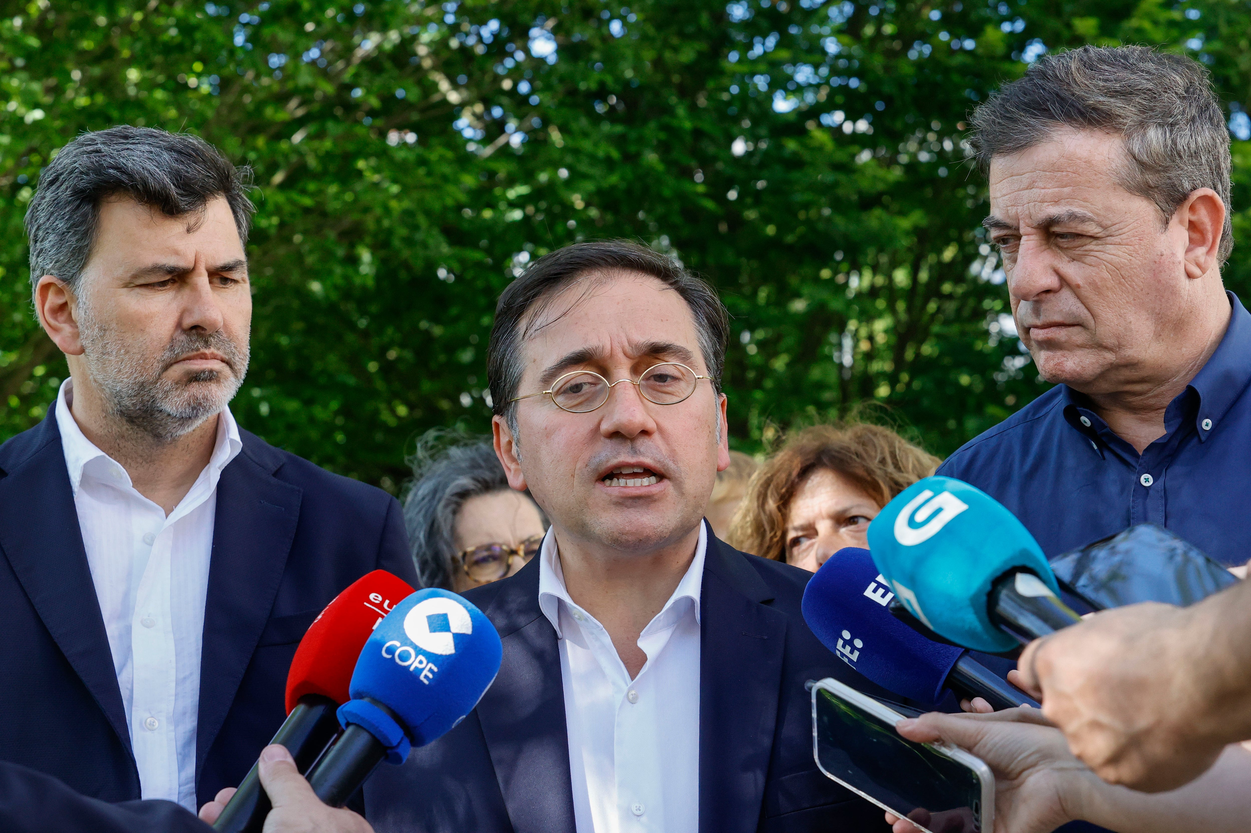 FERROL, 03/06/2024.- El ministro de Asuntos Exteriores, José Manuel Albares, visita las obras de la avenida de As Pias, que ejecuta el Gobierno central con fondos europeos, junto al secretario general del PSdeG-PSOE, José Ramón Gómez Besteiro, y el candidato socialista Nicolás González Casares, este lunes en Ferrol. EFE/ Kiko Delgado.