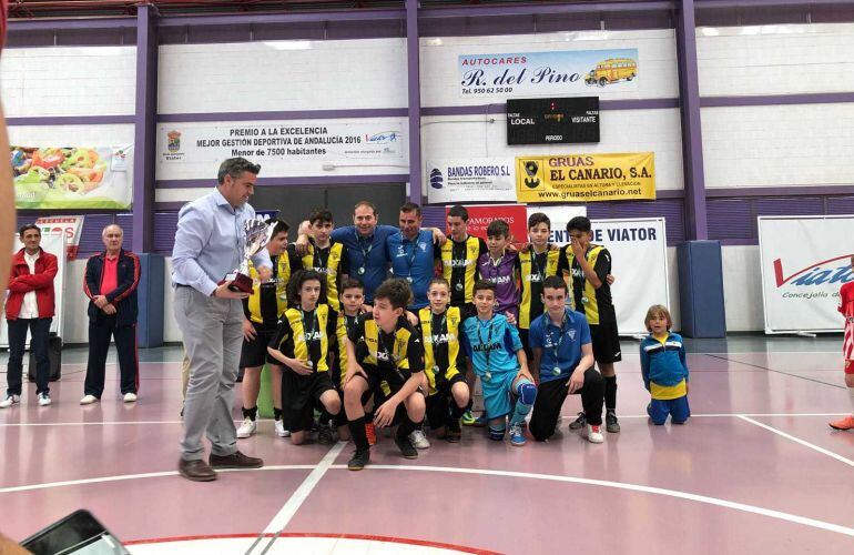 Los niños del Viator celebrando con su alcalde el Campeonato de Andalucía