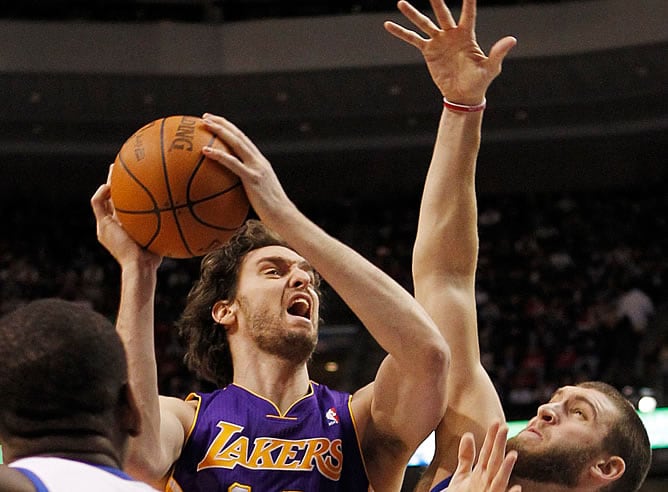 Pau Gasol tira ante Hawes