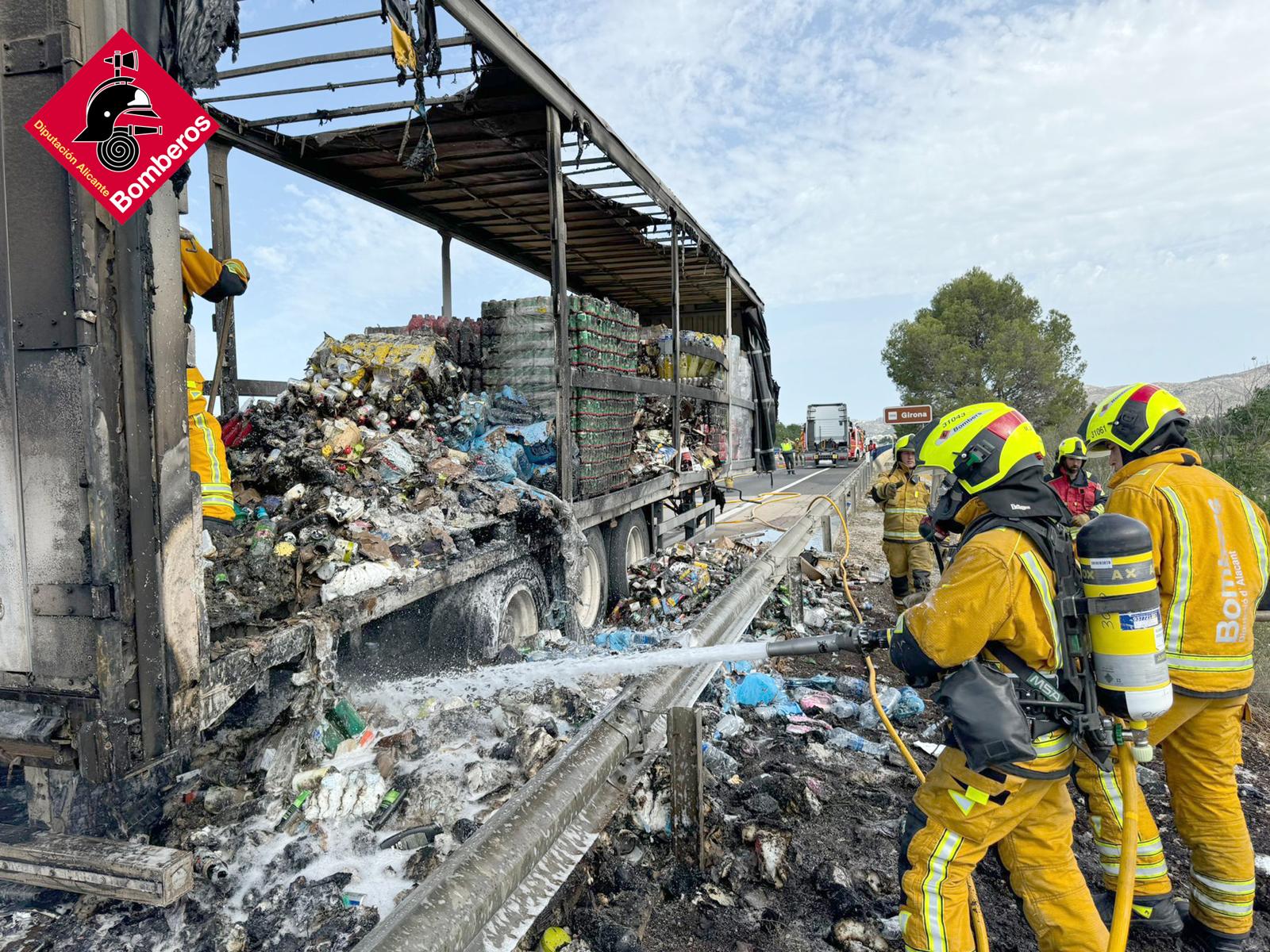 Incendio remolque camión AP7 Ondara