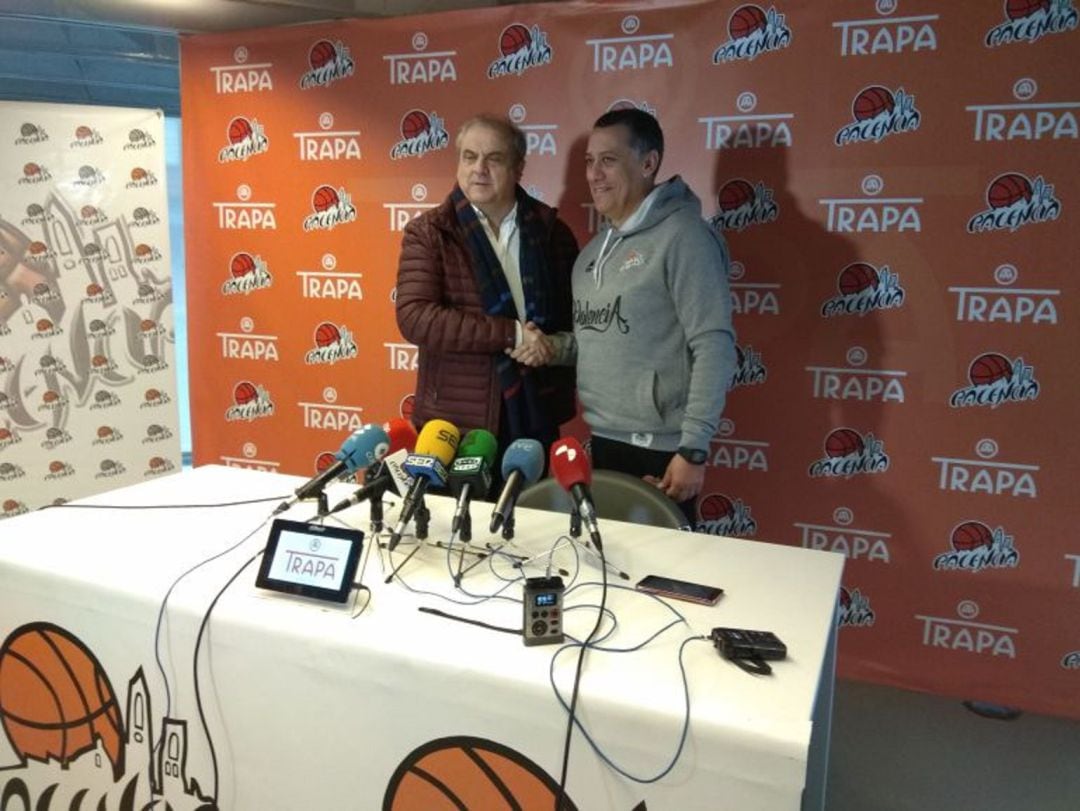 Alejandro Martínez el día de su presentación (a la derecha) junto al presidente del club Gonzalo Ibáñez